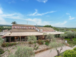 Charming Holiday Home in Carlentini with Pool Tennis Court